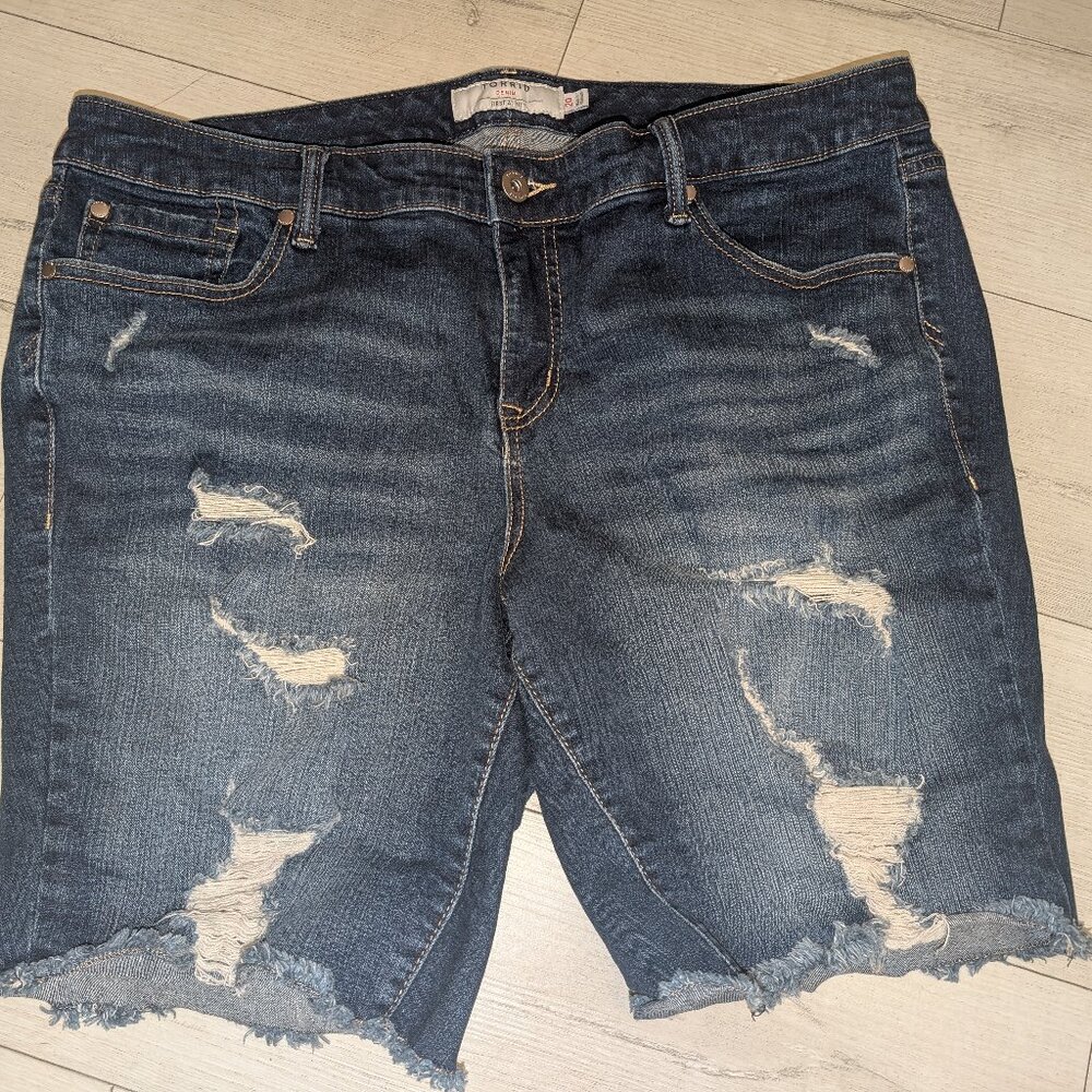 TORRID Distressed Denim Shorts "First At Fit" Womens Sz 20 - Picture 4 of 4